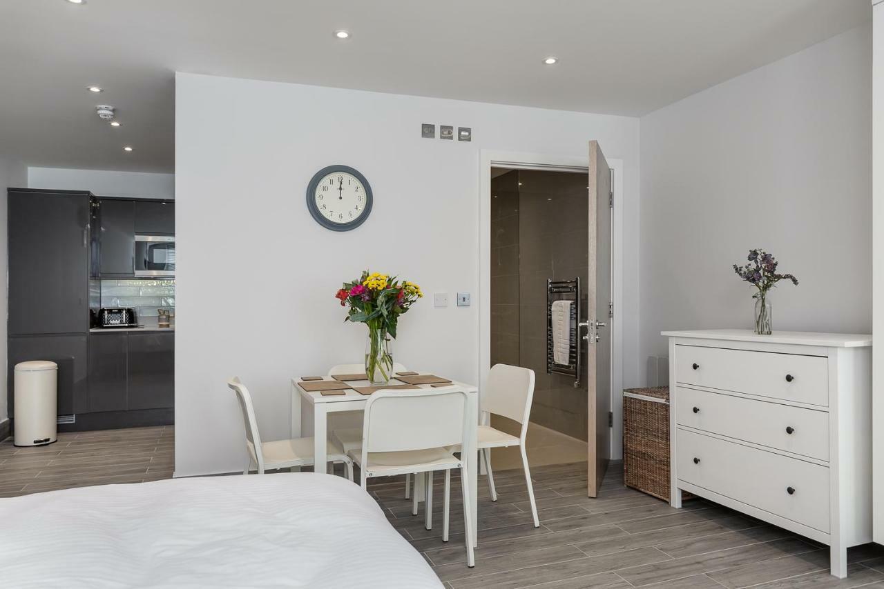 The Lion Gate Apartments East Molesey Bagian luar foto