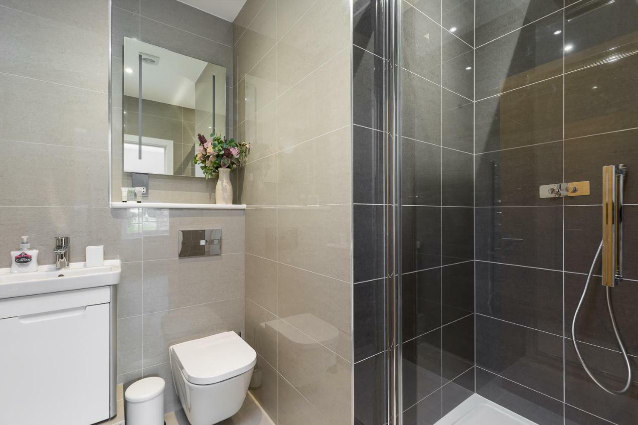 The Lion Gate Apartments East Molesey Bagian luar foto